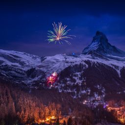 In Zermatt in der Schweiz erleuchtet ein prächtiges Feuerwerk den Berg Matterhorn.