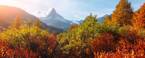 Die Berge sind sonnenbeschienen.